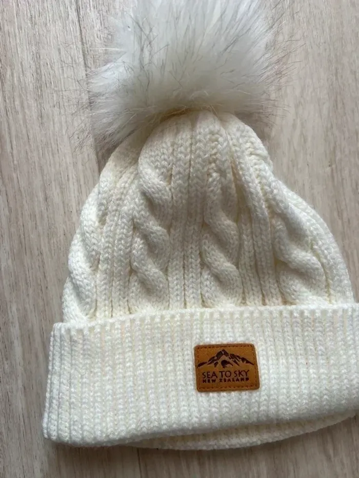 Bonnet crème à pompon Nouvelle Zélande neuf 100% acrylique - photo numéro 3