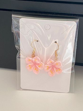 Très jolies boucles d’oreilles fleur rose clair