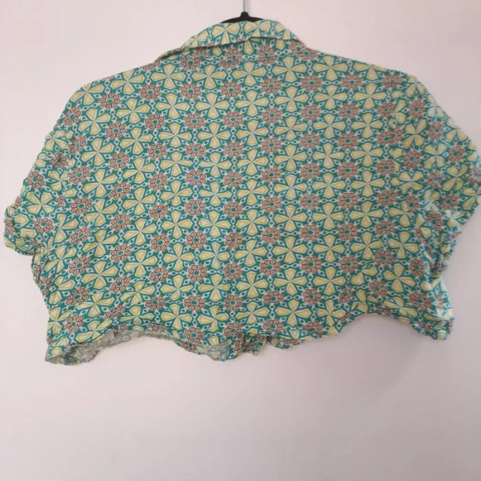 Crop top graphique et coloré - photo numéro 2