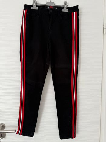 Jean slim skinny noir à bandes rouges uni basique simple