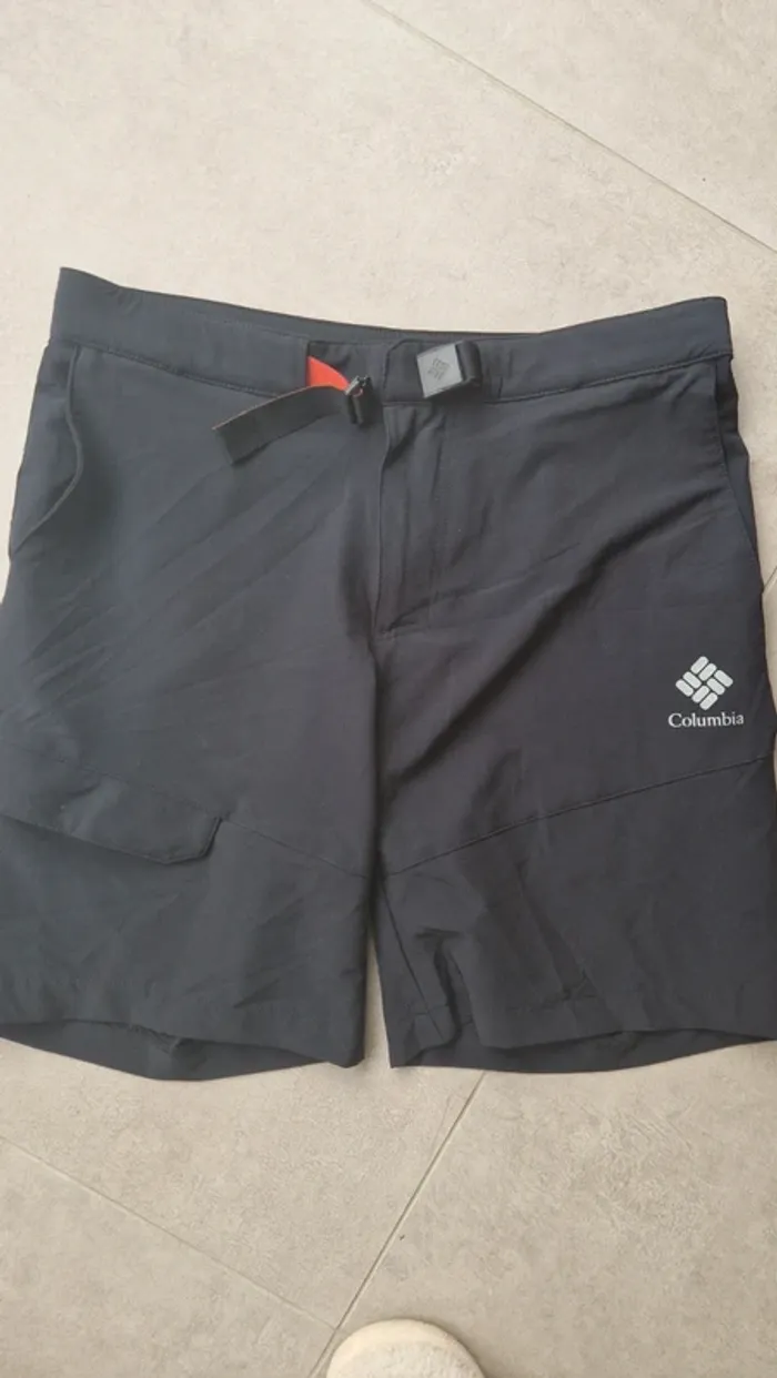 Beau short noir Colombia taille l tres bon etat