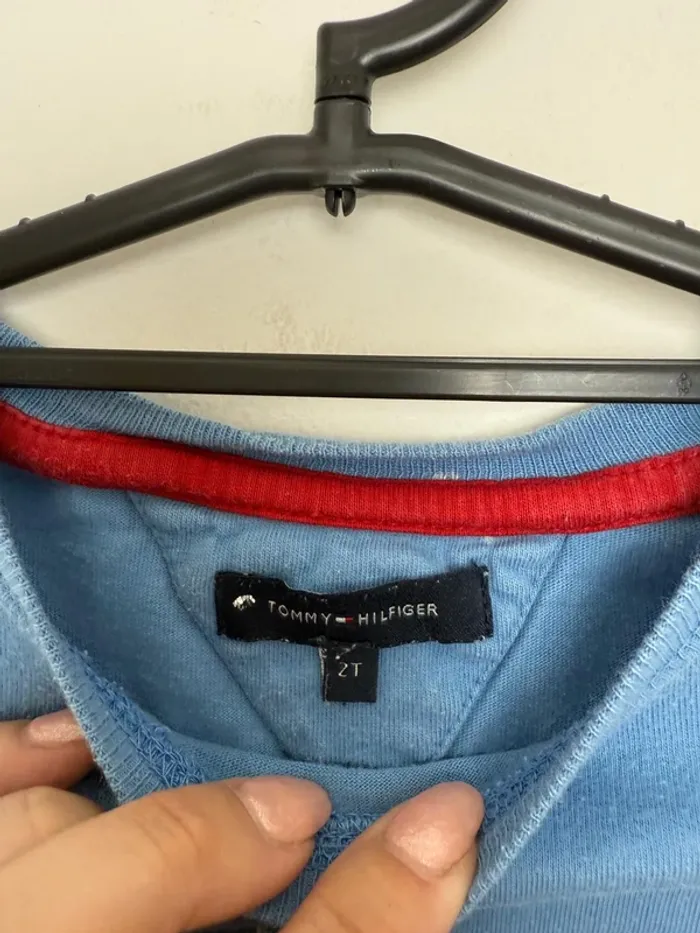 T-shirt Tommy Hilfiger garçon 2 ans bleu très bon état - photo numéro 3