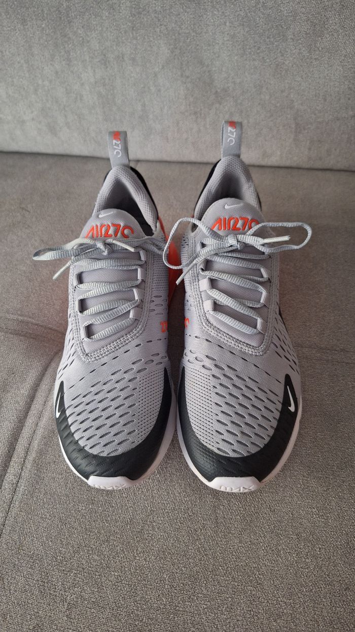 Baskets Air Max 270 gris et orange