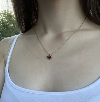 collier doré pendentif cœur rouge