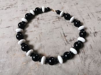 Collier de perles noir et blanc vintage des années 1980