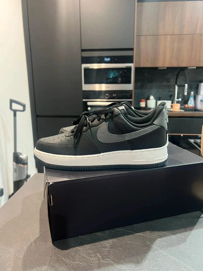 Nike Air Force 1 Noires & Grises - Taille 40 - photo numéro 3