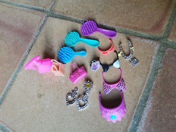 Lot de 14 accessoires en plastique pour poupée