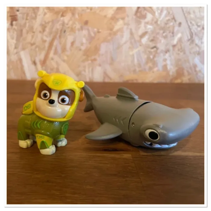Idée Cadeau 🎁 Figurine Aqua Pups de Ruben avec son requin marteau de la Pat Patrouille - photo numéro 2