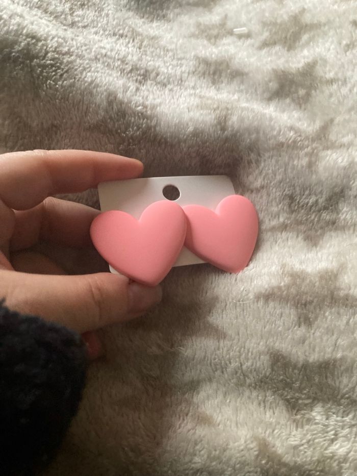 Boucles d’oreilles 🩷 NEUVES avec étiquette forme de cœurs couleur rose