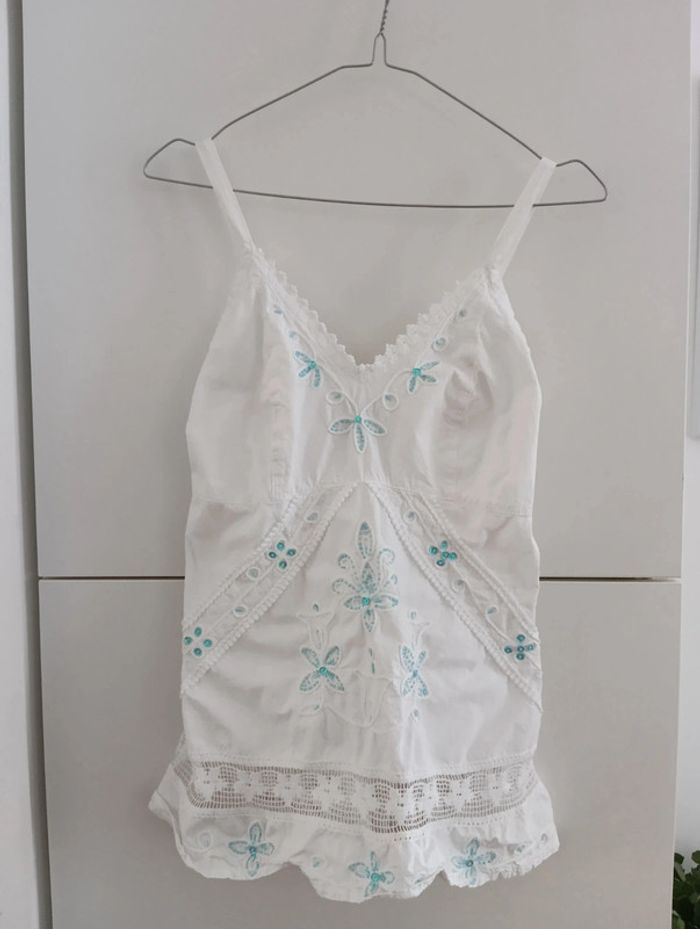 Top débardeur blanc en coton brodé, perles