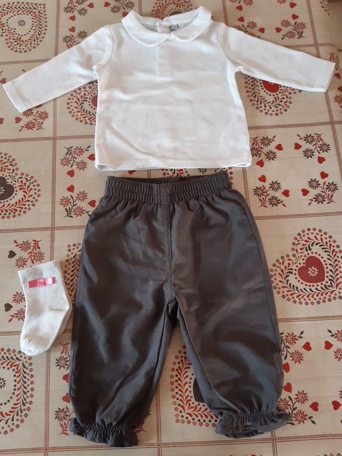 Ensemble pull pantalon chaussettes et gilet.