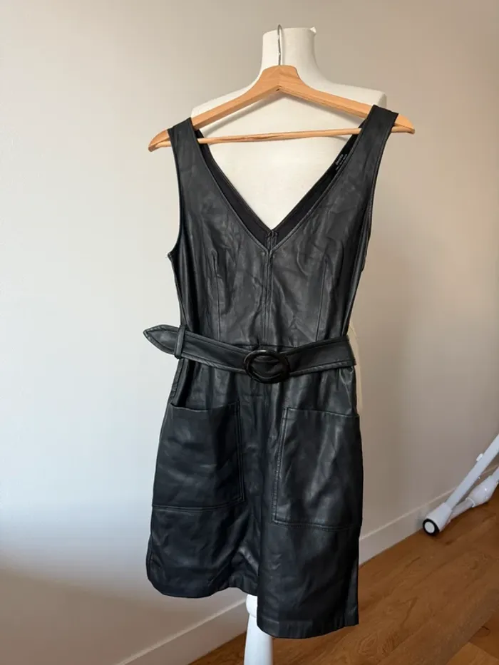 Jolie robe simili cuir S/36 Bershka