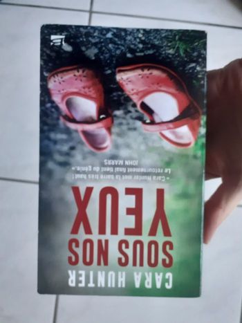 Livre sous nos yeux de Cara Hunter