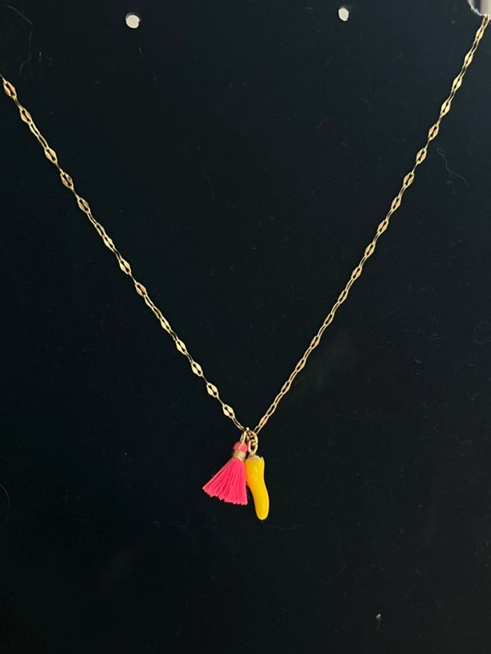 Collier chaîne en acier inoxydable dorée et pendentif pompon et piment - photo numéro 3