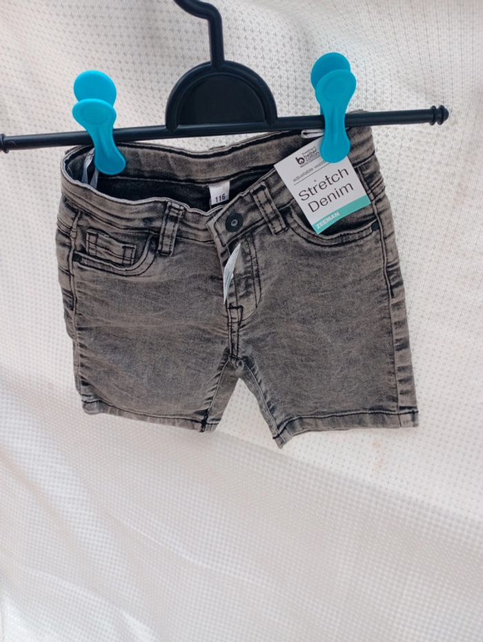 Short neuf