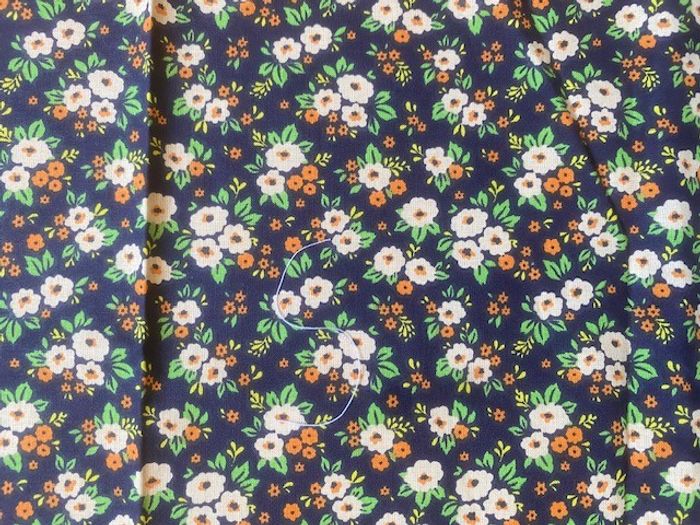 Tissu imprimé à fleurs vert et jaune