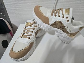 Basket neuve camel blanche doré
