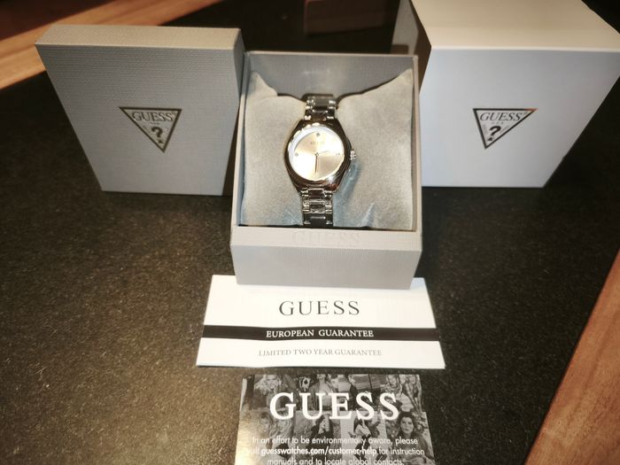 Montre Guess neuve argentée