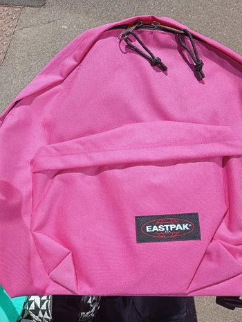 Très beau sac à dos Eastpak rose neuf à 30€
Avec le code il passe à 24€