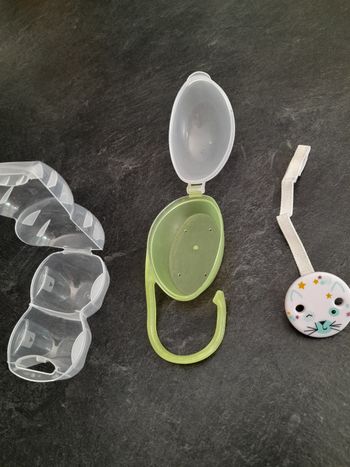 Boîtes à suce et attache suce