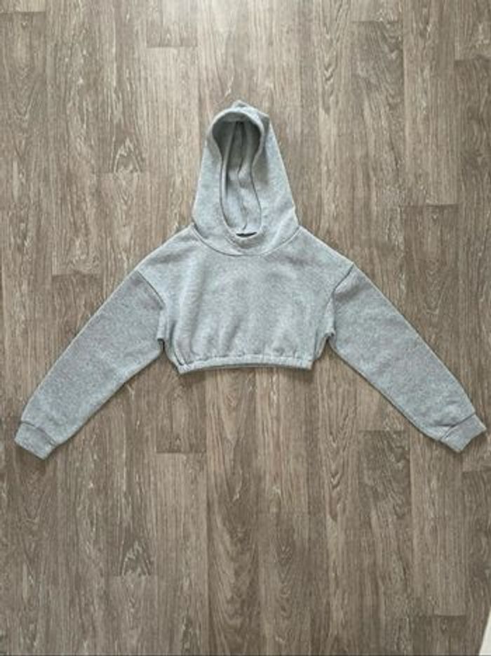 Pull court gris à capuche
