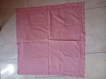 taie d'oreiller carrée rose foncé