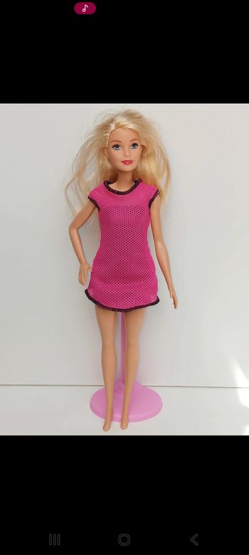 Poupée mattel barbie Barbie You Can Be Anything Rockstar , métiers poupée Rockstar GDJ34
Poupée et ensemble compris