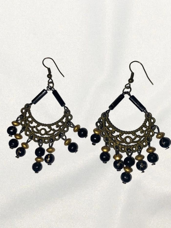 Boucles d’oreilles pendantes noires et dorées très bon état - photo numéro 2