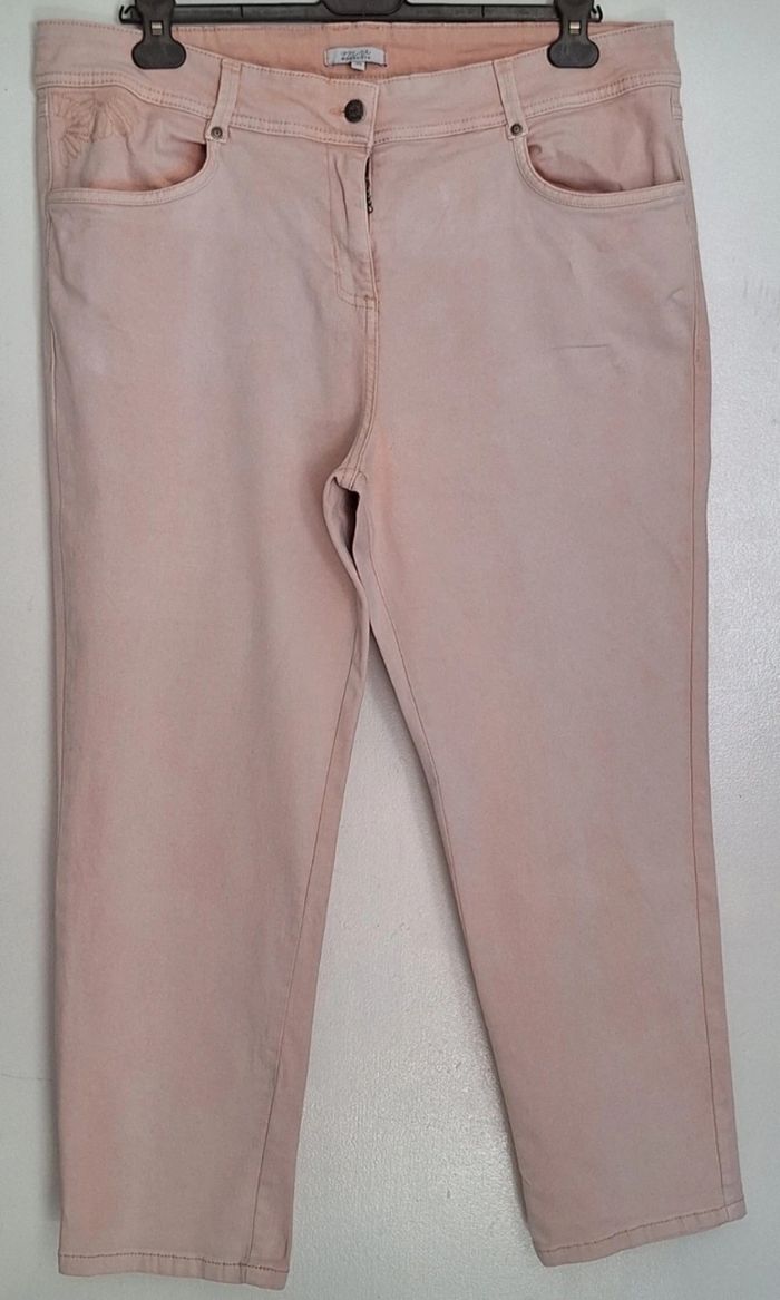 Jean court couleur saumon à broderies