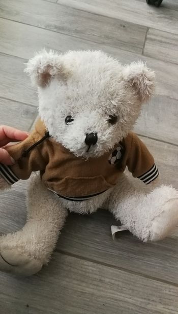 Peluche ours blanc dans le sweat