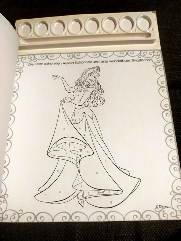 Livre de princesses a peindre ou colorier neuf - photo numéro 5