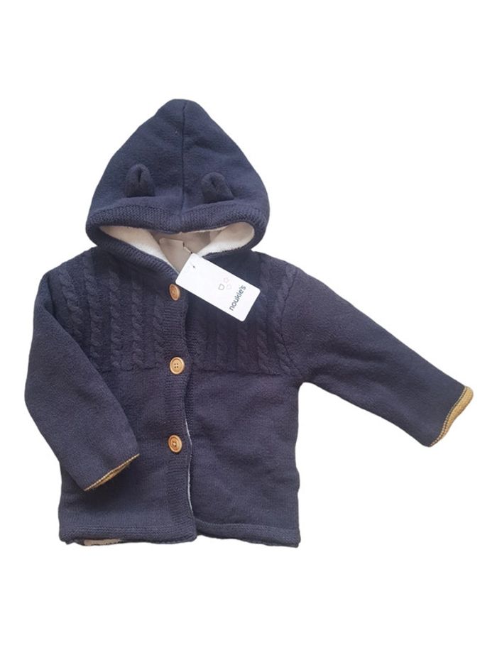 Noukie's - Mantelet / gros gilet en tricot avec capuche - Neuf avec étiquette ! (12 mois)