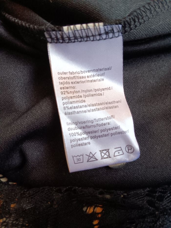 Robe noire en dentelle - photo numéro 3