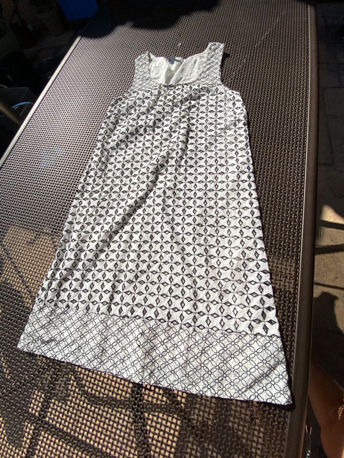 Belle robe blanche, brodée à jours. 36 S  MD’m