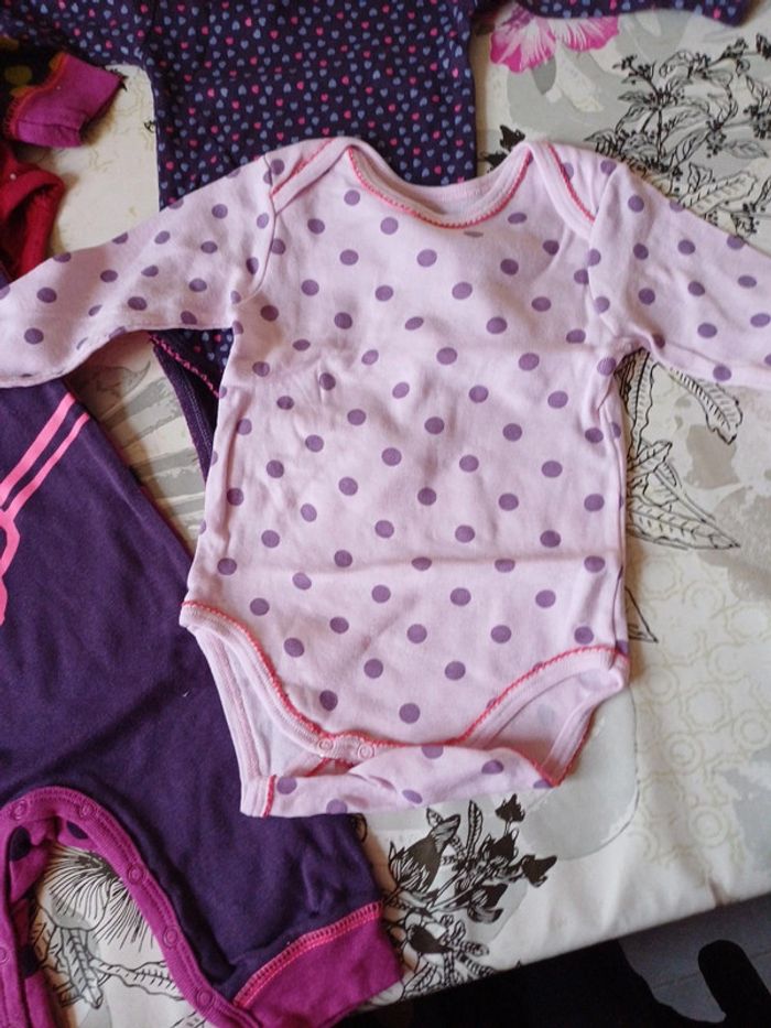 4 bodies manches longues 6 mois - photo numéro 2