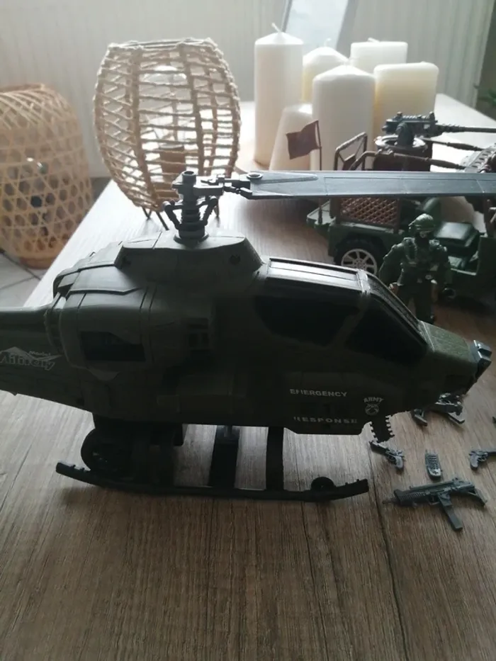 Coffret militaire avec véhicules et casque - photo numéro 9