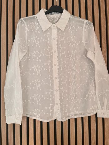 Chemise blanche et fleurs brodées