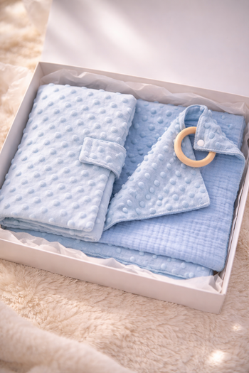 box naissance boîte, protège carnet de santé, couverture et hochet