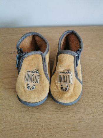 Chaussons bebe tissaia taille 22 tbe