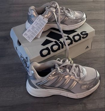 Chaussures Adidas neuves Taille 36