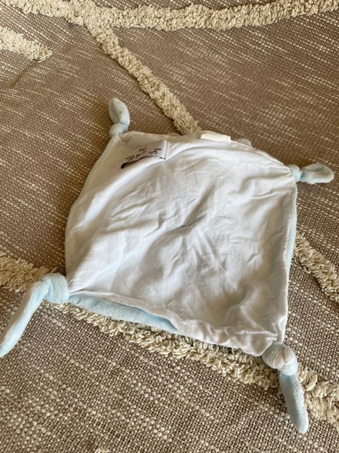 Peluche doudou plat 22cm l’art du coton lapin bleu et gris très bon état - photo numéro 3