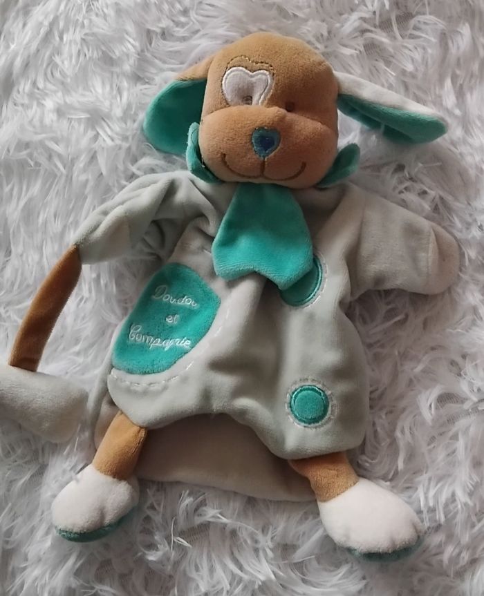 Doudou et compagnie  chien marionnette coquard bleu et blanc  avec son os
