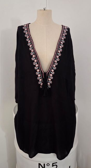 Robe de plage noire brodée – style bohème chic – col V fleuri – S/M – excellent état