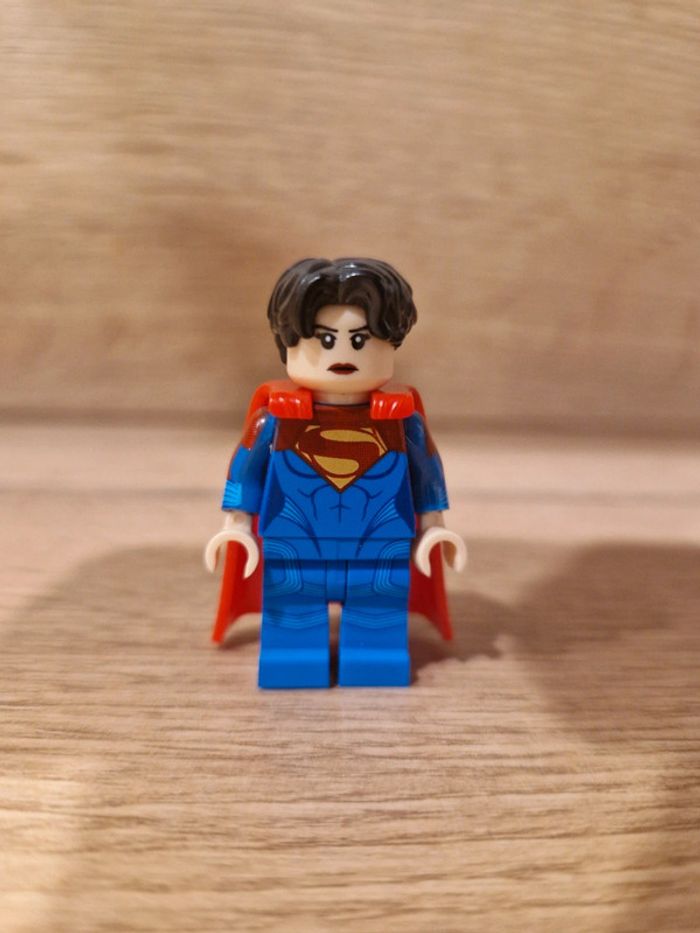 Figurine type lego Supergirl DC Comics
