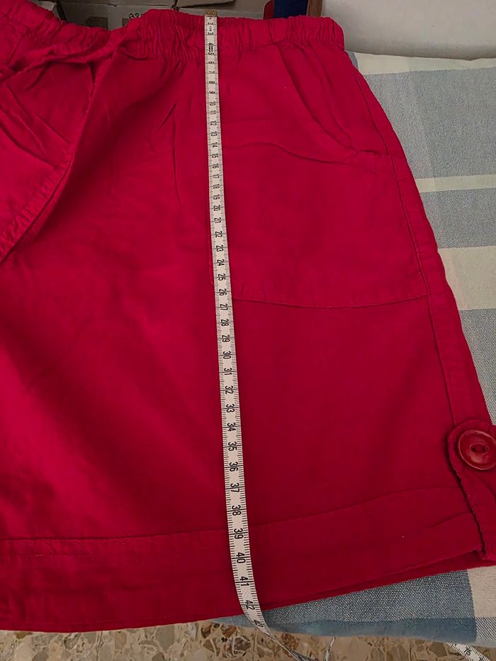 Short, rouge,en excellent état, en coton, longueur 42cm, largeur de taille 35cm élastique, largeur de cuisse 34cm, hauteur de taille 32cm, marque KizKiz =5€ - photo numéro 6