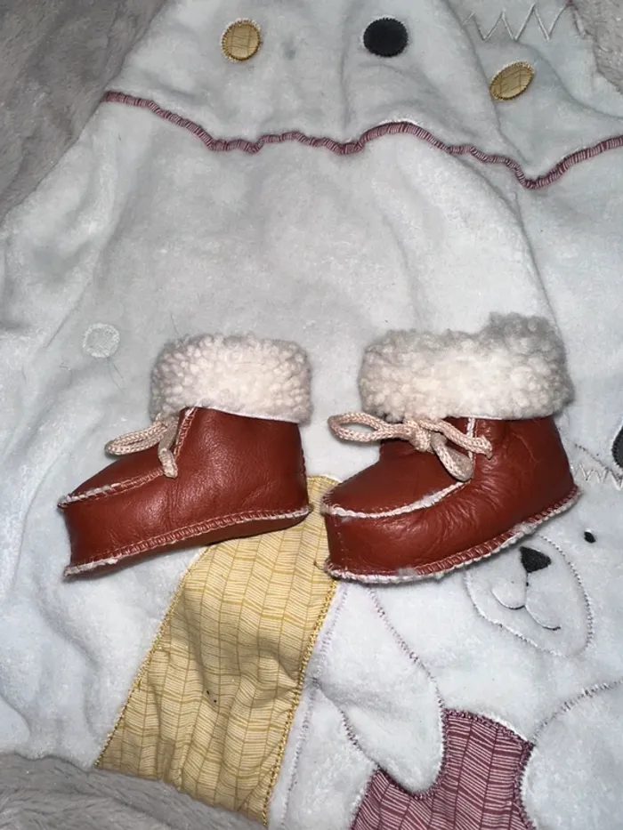 Chaussons pour bébé en cuir marron avec doublure en laine - photo numéro 2