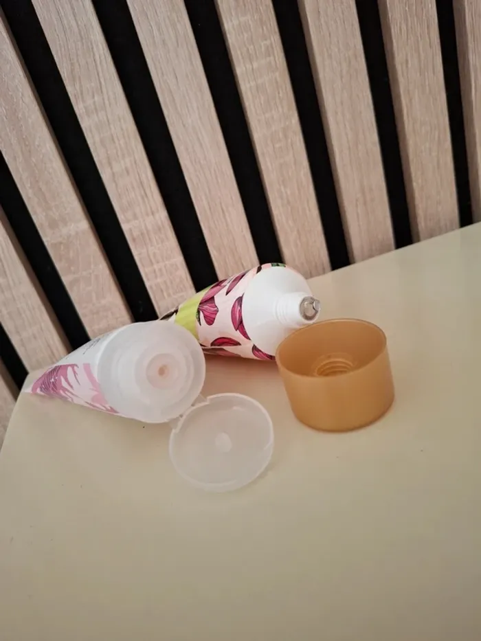 Lot cosmétiques neufs Gommage corporel +gel douche Fleur de Magnolia - photo numéro 5
