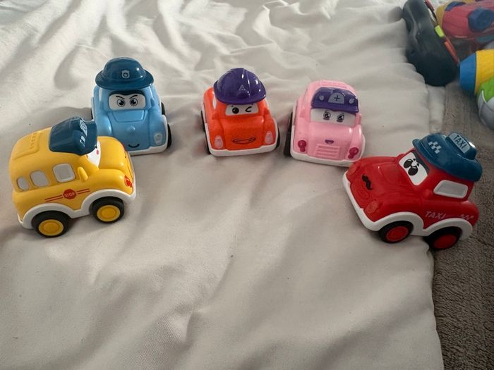 5 petites voitures plastique