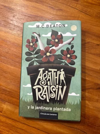 Livre Agatha raisin y la jardinera plantada