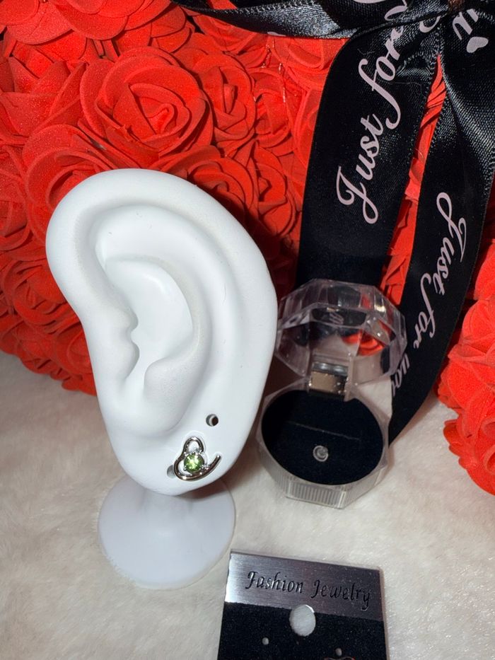 💚 Boucles d’oreilles argentées avec pierre verte – Élégance et fraîcheur 💚